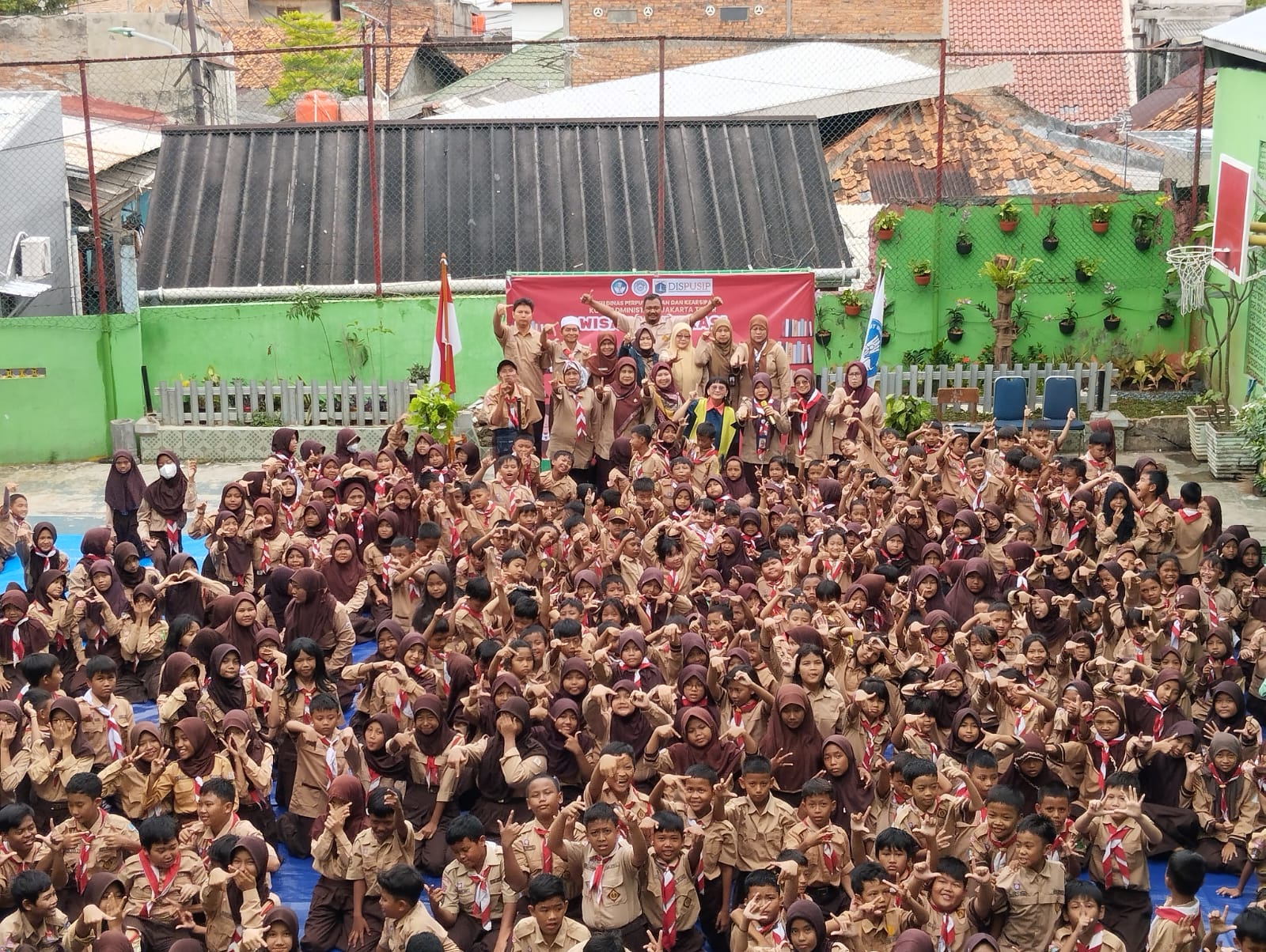 Wisata LiterAsyik Ke SDN Pisangan Baru 07